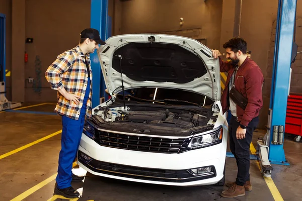 Pełne Ujęcie Klienta Mechanika Patrząc Silnik Samochodu Centrum Serwisowym Auto — Zdjęcie stockowe