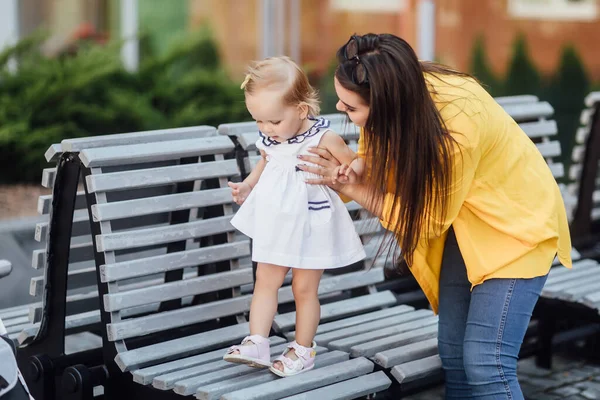 Madre Feliz Bebé Caminando Ciudad Permanecer Banco — Foto de Stock