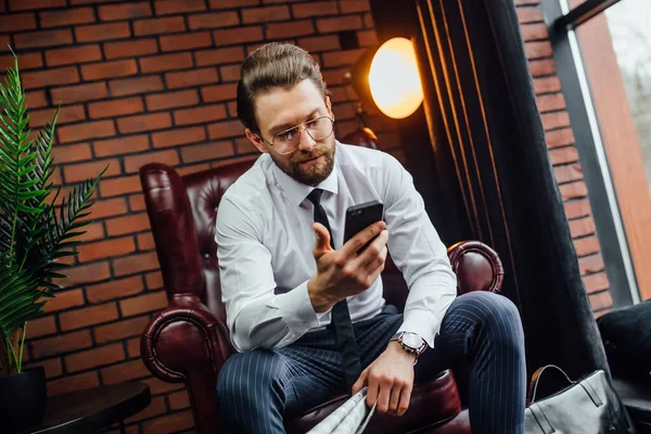 Giovane Uomo Affari Utilizzando Suo Smartphone Mentre Seduto Sulla Poltrona — Foto Stock