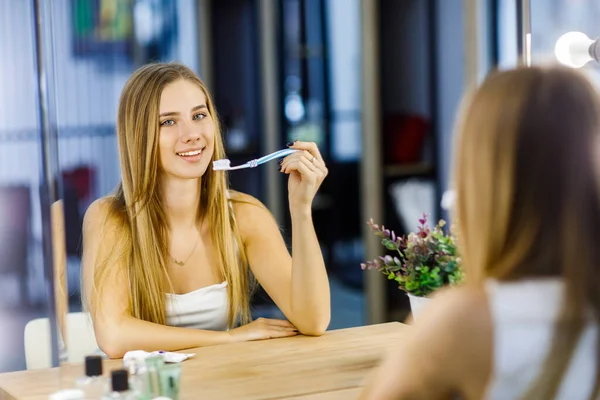 Menina Bonita Jovem Prestes Escovar Dentes Frente Espelho Higiene Oral — Fotografia de Stock