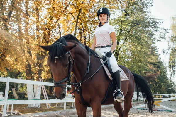 特別な制服やヘルメット乗馬馬の若い豪華な女性 馬術競技 馬場馬術 — ストック写真