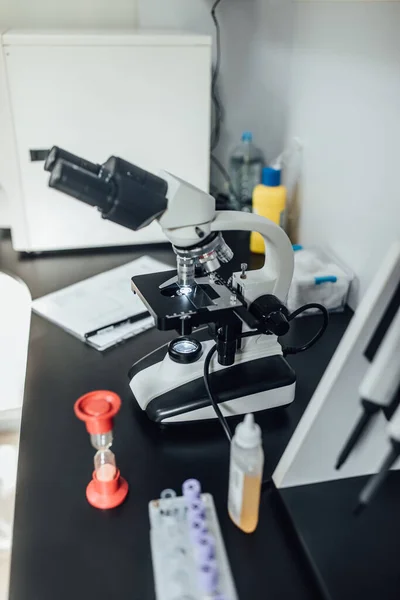 Výkonný Vědecký Laboratorní Mikroskop Několika Čočkami Biotechnologické Vybavení Bílá Klinika — Stock fotografie