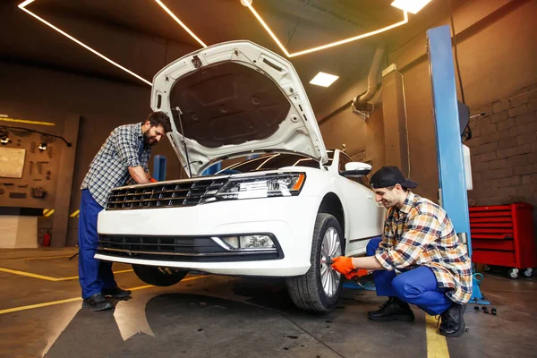 Mecânica Sorrindo Reparar Carro Moderno Oficina — Fotografia de Stock