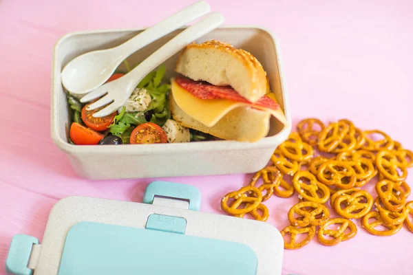 Lunch Klaarmaken Voor Kinderschool Bovenaanzicht Houten Achtergrond Sandwish Lunchbox — Stockfoto