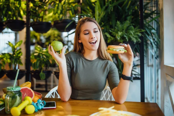 Fiatal Gyönyörű Lány Hogy Válasszon Hamburger Zöld Alma Egészséges Táplálkozás — Stock Fotó
