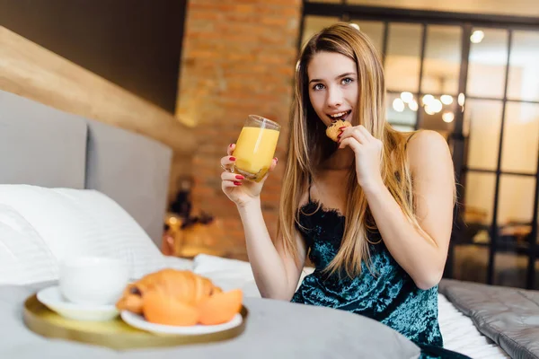 Fotografie Šťastné Blondýny Mají Snídani Ložnici Čerstvým Pomerančovým Džusem Croissant — Stock fotografie