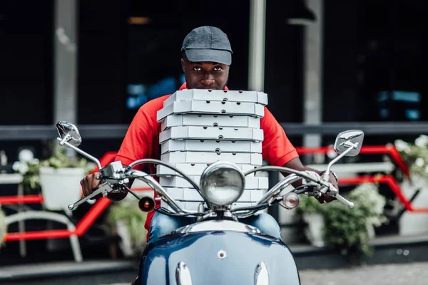 Joven Mensajero Africano Posa Moto Rápida Lleva Mochila Usa Casco — Foto de Stock