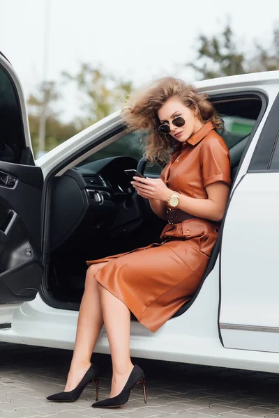 Życie Świecie Biznesu Portret Bizneswoman Trzymającej Telefon Samochodzie — Zdjęcie stockowe
