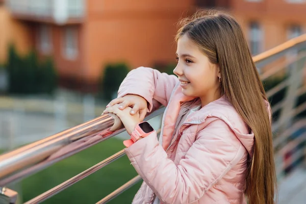 Nettes Stilvolles Mädchen Mit Moderner Smartwatch Fuß Nach Der Schule — Stockfoto