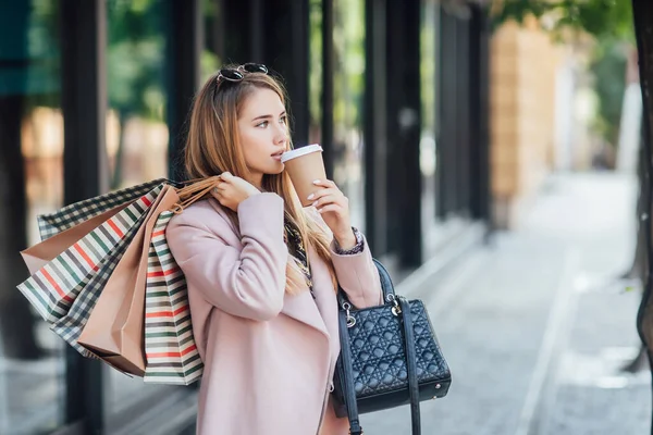 Chica Moda Con Bolsas Compras Fondo Ciudad Beber Café — Foto de Stock