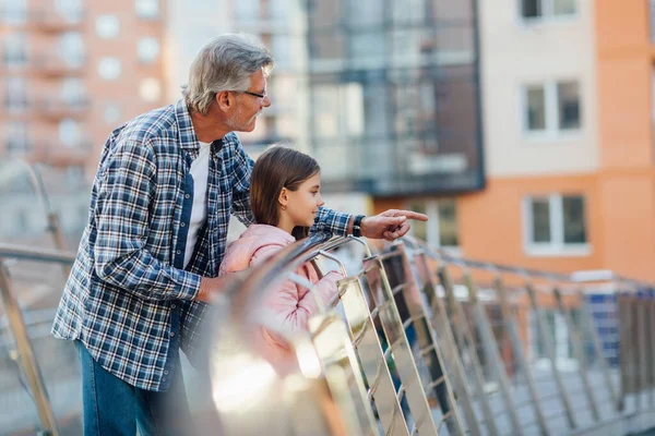 Retrato Abuelo Feliz Niña Linda Disfrutar Relajarse Juntos Outumn Parque — Foto de Stock