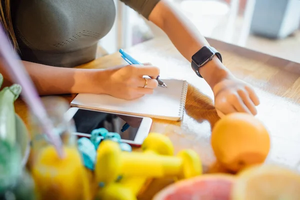 Dietologo Scrivendo Piano Dieta Sul Tavolo Utilizzando Verdure Allenatore Sportivo — Foto Stock