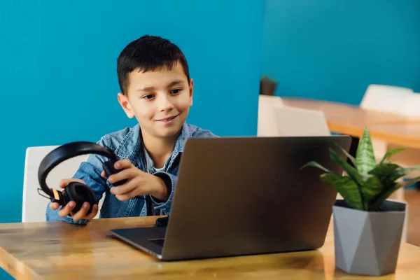 Juegos Videojuegos Concepto Computadora Niño Pequeño Con Auriculares Disfrutando Sentarse —  Fotos de Stock