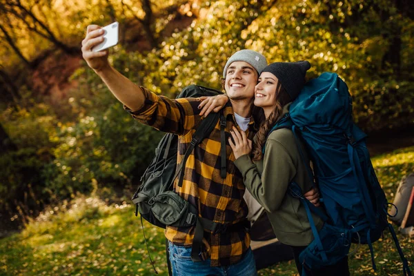 Joven Pareja Hermosa Con Mochilas Senderismo Hacen Selfie Durante Trekking —  Fotos de Stock