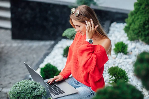 Giovane Studentessa Donna Bionda Camicia Rossa Con Computer Portatile Riposo — Foto Stock