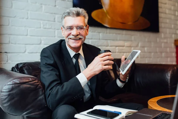 Retrato Anciano Barbudo Tomando Café Café Hombre Mayor Usando Portátil — Foto de Stock