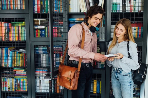 Heureux Couple Élèves Dans Bibliothèque École Ont Une Discussion Sur — Photo