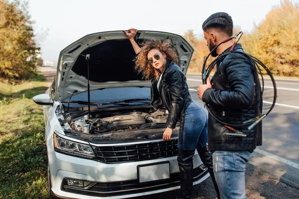 Young Woman Broke Car While Traveling Way Rest Bearded Strong — Stock Photo, Image