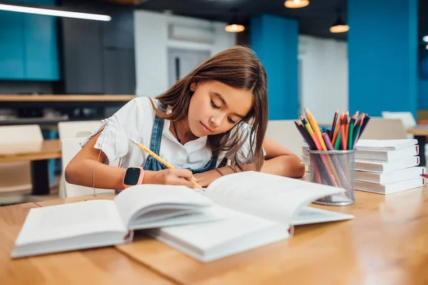 Educación Concepto Escolar Niña Estudiante Sonriente Con Muchos Libros Aprendizaje — Foto de Stock