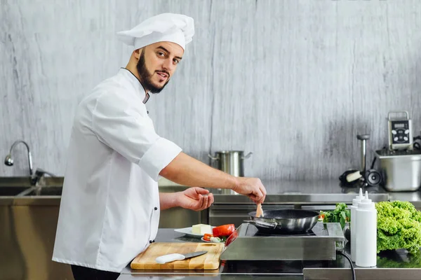 Chief Matlagning Kyckling Står Vid Spisen Köket Koka Och Lukta — Stockfoto