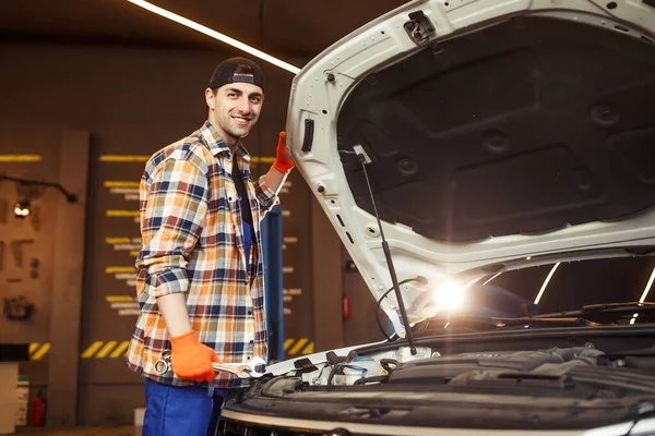 Auto Μηχανικός Κρατώντας Κλειδιά Ανοιχτή Κουκούλα Αυτοκινήτου Κοιτάζοντας Την Κάμερα — Φωτογραφία Αρχείου