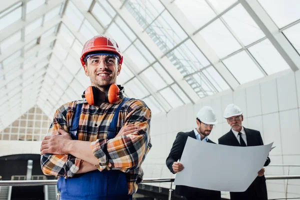 Arbeiter Mit Rotem Helm Verschränkte Arme Trägt Jeanshemd Der Nähe — Stockfoto