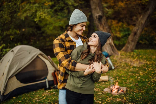 Porträtt Glada Kärleksfulla Par Turist Casual Kläder Skogen Nära Tältet — Stockfoto