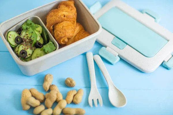 Gesundes Mittagessen Obst Und Gemüse Mit Croissant Verpackt Lunchbox Konzept — Stockfoto
