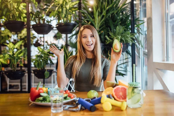 Retrato Corporal Halthy Mujer Joven Sosteniendo Uso Fresco Del Aguacate — Foto de Stock