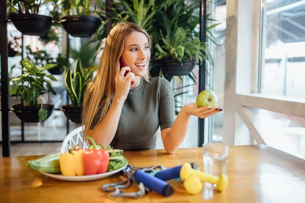 Retrato Corporal Halthy Una Mujer Joven Sosteniendo Frutas Frescas Uso — Foto de Stock