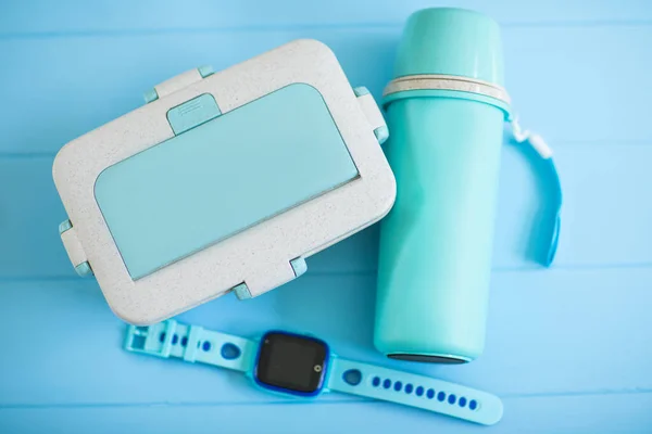 Terug Naar School Concept Lunchdoos Horloge Blauwe Thermosfles Geïsoleerd Blauw — Stockfoto