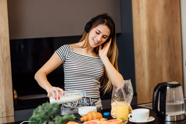 Giovane Donna Che Prepara Colazione Con Cereali Latte Ascoltando Musica — Foto Stock