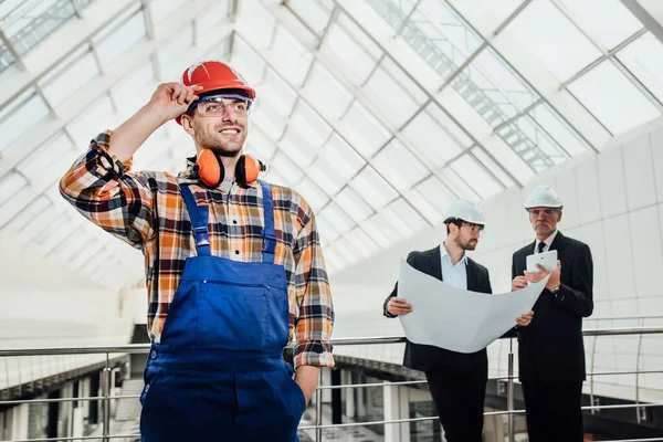 Arbeiter Mit Rotem Helm Und Gläsernem Hemd Uniform Unter Einem — Stockfoto