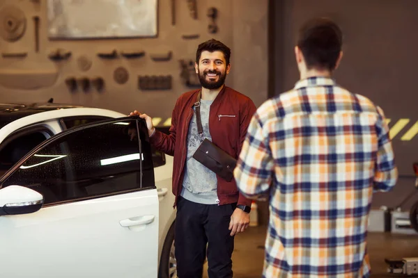 Cliente Masculino Sonriente Pie Coche Mirando Cámara Con Mecánico Primer — Foto de Stock