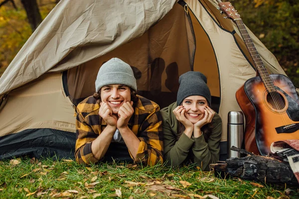 Unga Älskade Par Turister Har Dejt Skogen Attraktiv Ung Kvinna — Stockfoto
