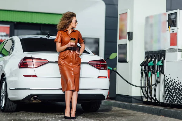 Benzin Istasyonunda Arabasına Yakıt Doldururken Elinde Bir Fincan Kahveyle Çekici — Stok fotoğraf