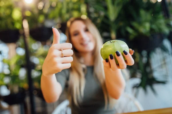 Fénykép Bezárása Egészséges Reggeli Nővel Reggelire Egészséges Almával Vízzel Kezén — Stock Fotó