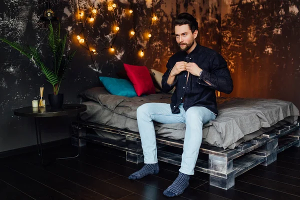 Retrato Hombre Barbudo Caucásico Mañana Con Ropa Casual Sentado Cama — Foto de Stock