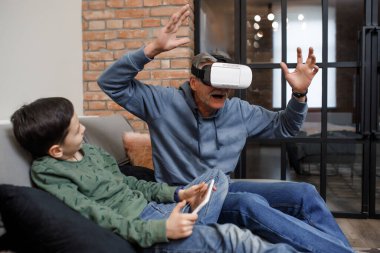 Büyükbabam ve torunum evde dinlenirken video kaset kullanıyorlar..