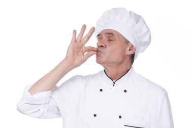 Beyaz duvar arkasında izole edilmiş yakışıklı sakallı kıdemli şef resmi..