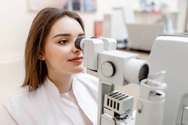 Özel optik aparatı olan kadın bir doktor..