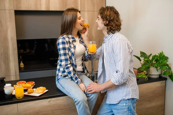 Young Cheerful Couple Having Fun Feeding Each Other Breakfast Time — Stock Photo, Image