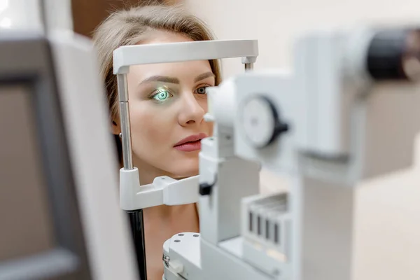 Молода Красива Жінка Світлим Волоссям Діагностується Тиском Очей Спеціальне Офтальмологічне — стокове фото