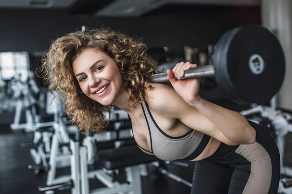 Retrato Una Chica Fitness Haciendo Sentadillas Con Barra Gimnasio — Foto de Stock