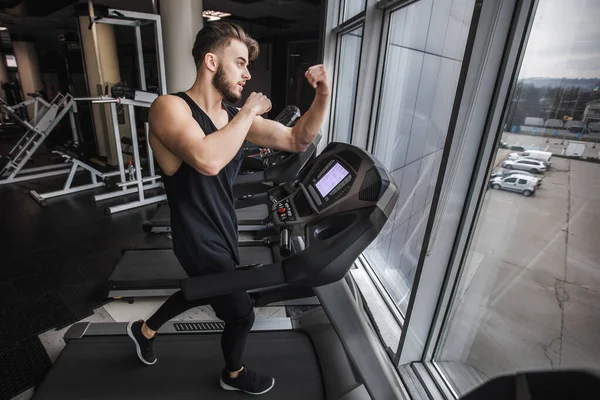 Porträt Eines Gut Aussehenden Sportlers Beim Cardio Workout Auf Einem — Stockfoto