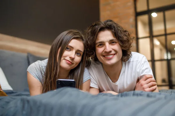 Retrato Pareja Guapa Acostada Cama Por Mañana Temprano Uso Teléfono — Foto de Stock