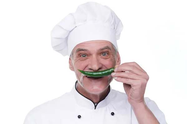 白地にピーマンを使った笑顔のシェフ 野菜と幸せなシェフ — ストック写真