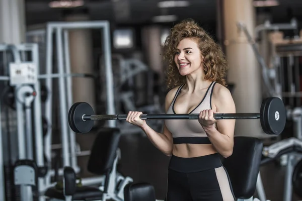 Mujer Delgada Rubia Ropa Deportiva Con Mancuernas Gimnasio Haciendo Ejercicio — Foto de Stock