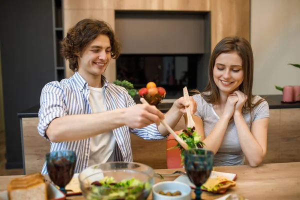 Serata Romantica Coppia Mangiare Cibo Sano Casa Cucina Con Bicchieri — Foto Stock