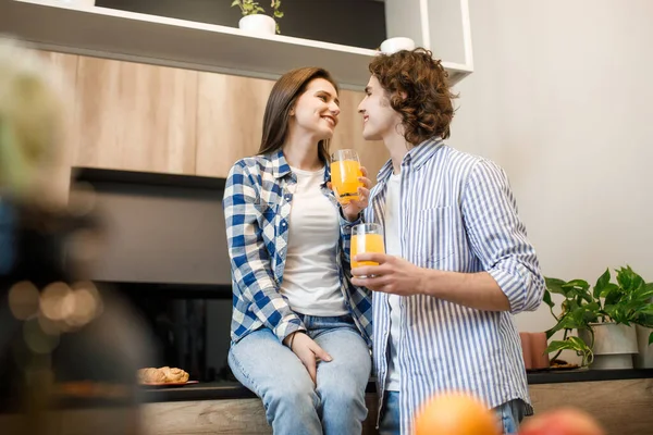 Couple Prendre Petit Déjeuner Tôt Matin Dans Cuisine Passer Bon — Photo